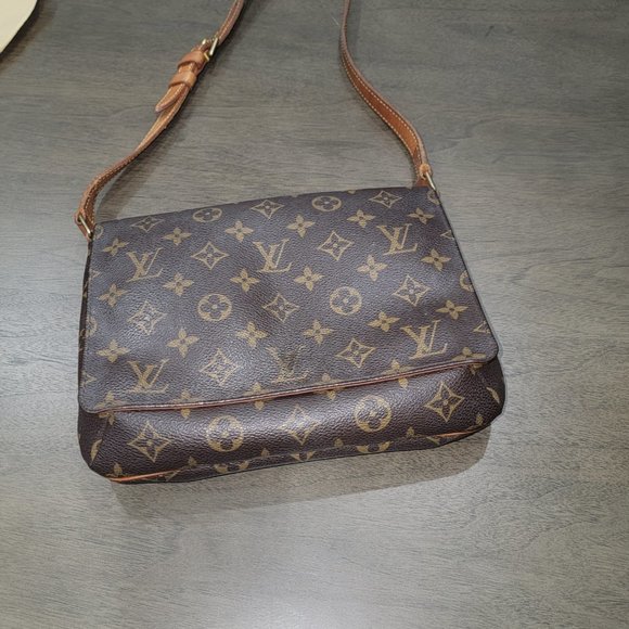 Louis Vuitton Musette Tango - Picture 5 of 10